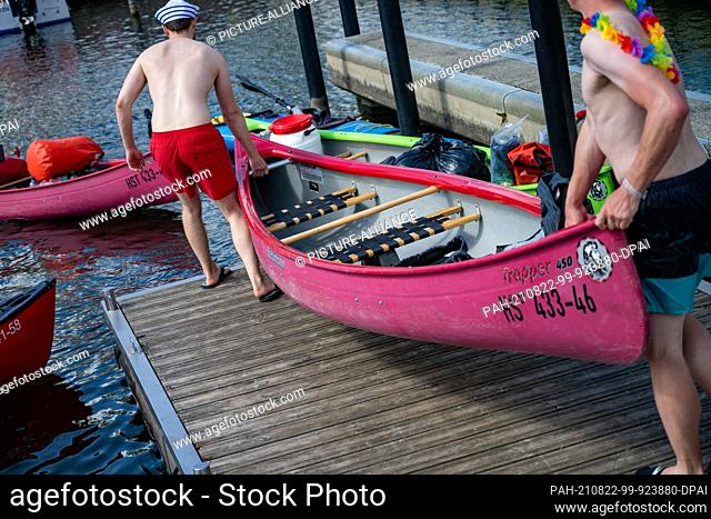 19 August 2021, Mecklenburg-Western Pomerania, Loitz: Holidaymakers start from the port of Loitz with canoes for a boat trip on the Peene