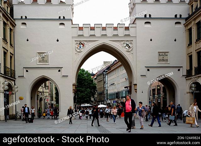 München, Deutschland - Juni 30, 2018: Touristen und Fußgänger gehen durch das Karlstor zum Einkauf in die Innenstadt und Münchener Altstadt am 30