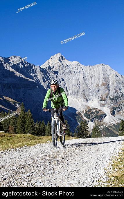 Mountainbiker unterwegs zur Falkenhütte im Karwendelgebirge