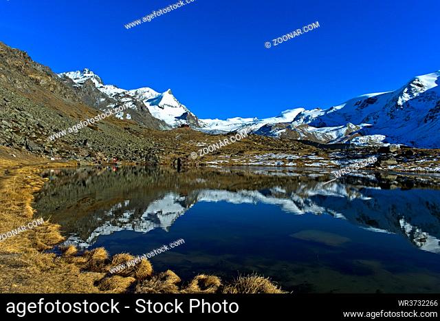 Am Stellisee, Blick zum Bergrestaurant Fluhalp und die Gipfel Strahlhorn (links) und Adlerhorn (rechts), Zermatt, Wallis, Schweiz / At lake Stellisee