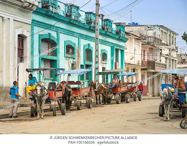 Horse teams wait in a side street of Cienfuegos for customers. (26 November 2017) | usage worldwide. - Cienfuegos/Cuba