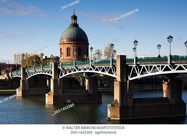 France, Midi-Pyrenees Region, Haute-Garonne Department, Toulouse, dome of the Hopital de la Grave and the Pont St-Pierre bridge, morning