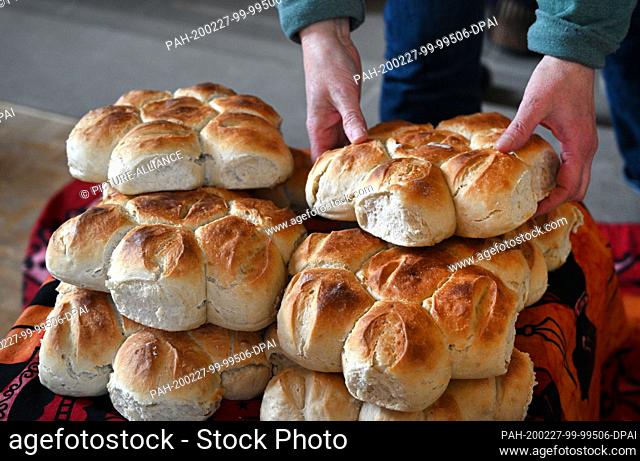 27 February 2020, Thuringia, Erfurt: Bread that is blessed and shared is available in the Brunnenkirche for Erfurt kindergarten children
