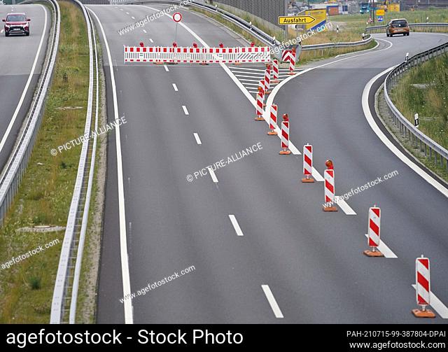 14 July 2021, Hamburg: The B75 trunk road towards Hamburg and the A255 motorway is closed. In view of the expected travel traffic at the weekend