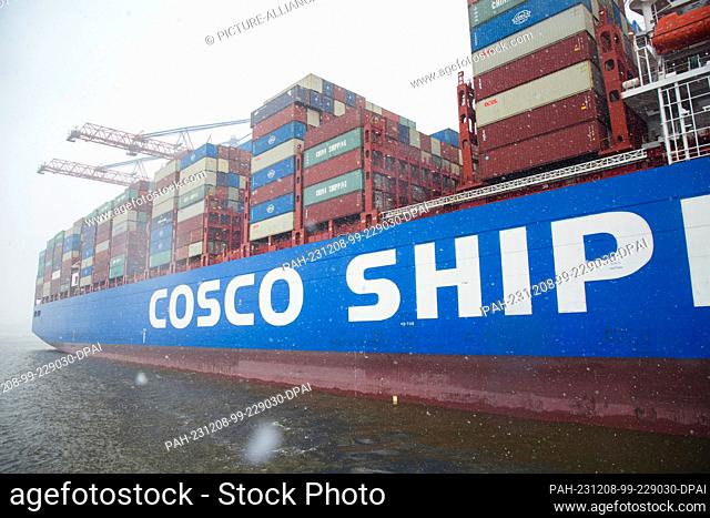 08 December 2023, Hamburg: The container ship ""Cosco Shipping Capricorn"" is loaded at the Tollerort container terminal in the Port of Hamburg