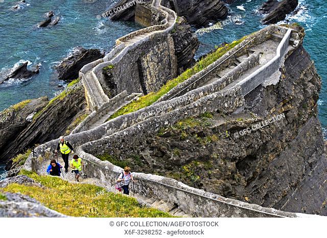 Zig-zag path to the islet Gaztelugatxe near Bakio, Costa Vasca, Bay of Biscay, Basque Country, Spanien