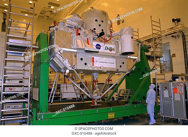 07/08/1997 --- The CRISTA-SPAS payload, manifested on Space Shuttle Mission STS-85, is placed in the transport canister