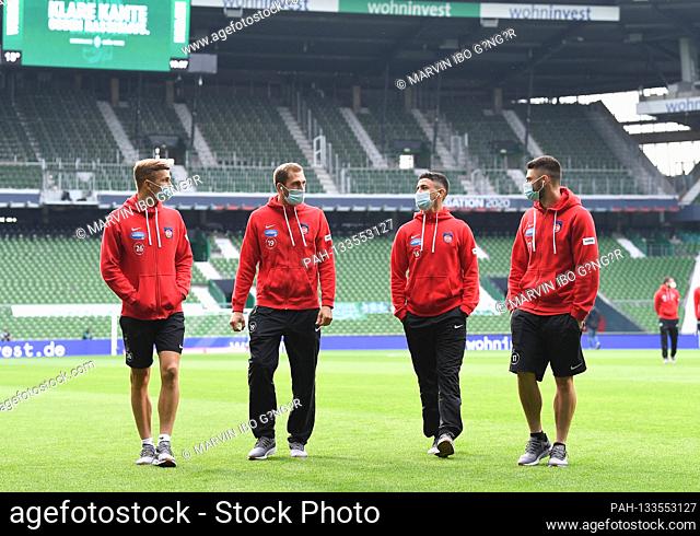 FC Heidenheim players before the game in the empty Weser Stadium. David Otto (Heidenheim), Jonas Foehrenbach (Heidenheim), Kevin Sessa (Heidenheim)