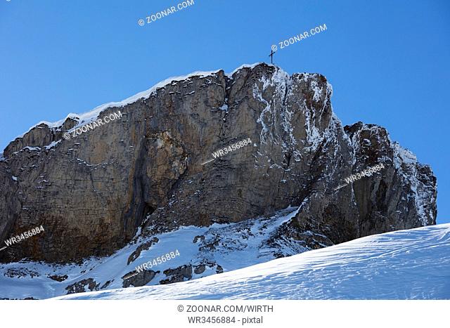 Europa, Oesterreich, Vorarlberg, Kleinwalsertal, Alpen, Hoher Ifen 2230m mit Gipfelkreuz