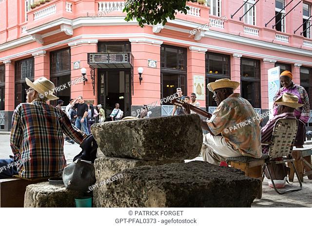 MUSICIANS IN FRONT OF THE AMBOS MUNDOS HOTEL, CALLE DEL OBISPO, HABANA VIEJA, HAVANA, CUBA, THE CARIBBEAN