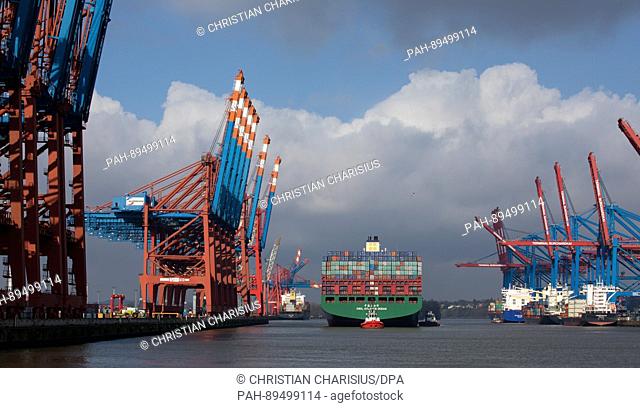 The freighter CSCL Atlantic Ocean of the China Shipping Container Lines, supported by tugboats, is about to berth at the Eurogate container terminal (L) in the...