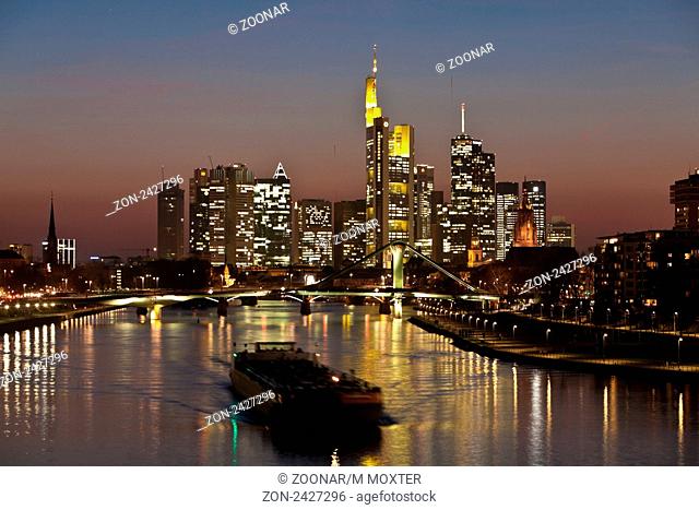 Skyline von Frankfurt, Tower 185, Comerzbank, Messeturm, EZB Europäische Zentralbank, HelaBa, Hessische Landesbank, Deutsche Bank, Flößerbrücke, Frankfurt
