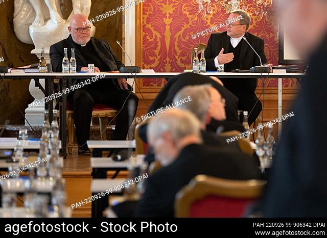 26 September 2022, Hessen, Fulda: Reinhard Cardinal Marx (l), Archbishop of Munich and Freising, sits next to Georg Bätzing