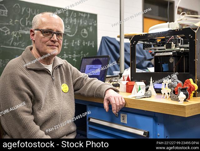 PRODUCTION - 25 November 2022, Rhineland-Palatinate, Mainz: Carsten Kroll sits in front of a 3D printer that produces individual parts that can no longer be...