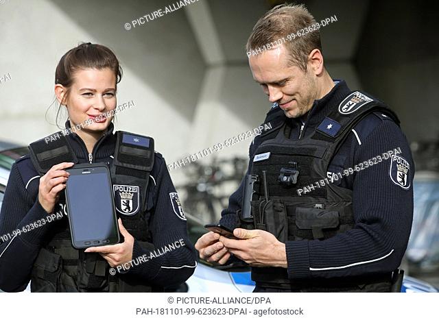 01 November 2018, Berlin: Section 34 police officers present new tablets and smartphones previously presented by the Interior Senator