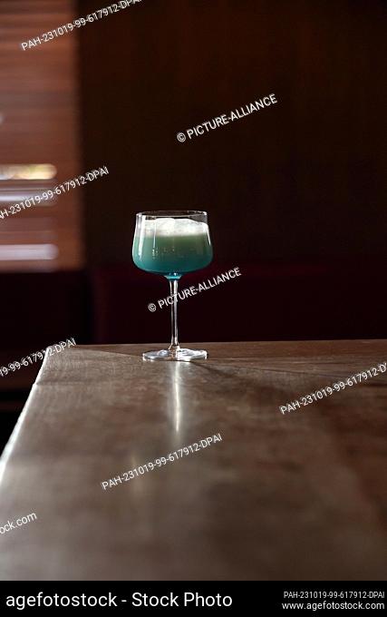 FILED - 13 October 2023, Bavaria, Munich: A ""Swimming Pool"" cocktail stands on a counter at Schuhmann`s Bar. (to dpa ""From the Ritz to Harry's Bar: Where...