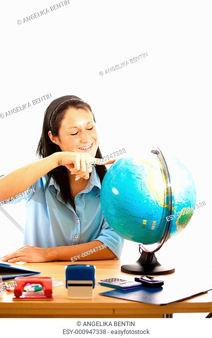 Frau am Schreibtisch mit Globus