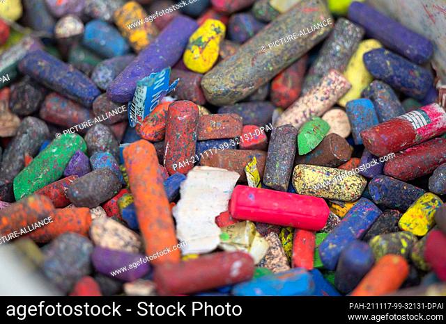 11 November 2021, Hessen, Frankfurt/Main: Wax crayons lie in a bucket during an art therapy session. Photo: Sebastian Gollnow/dpa