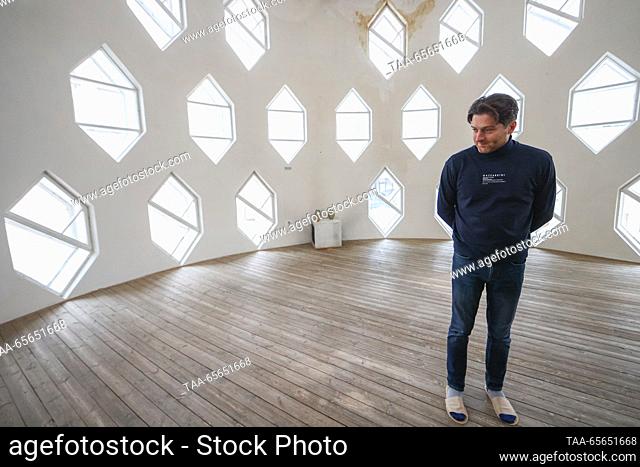 RUSSIA, MOSCOW - 11 de diciembre de 2023: Un hombre visita la Casa Melnikov, un museo estatal dedicado al arquitecto soviético Konstantin Melnikov (1890-1974) y...