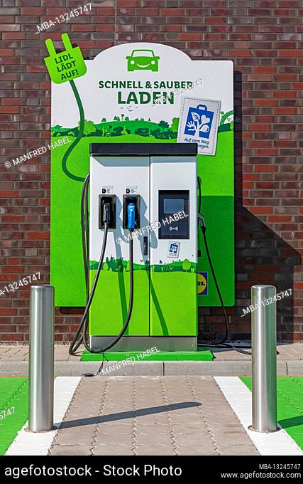Charging station for electric vehicles, free charging for customers, Lidl branch in Wilhelmshaven, Lower Saxony