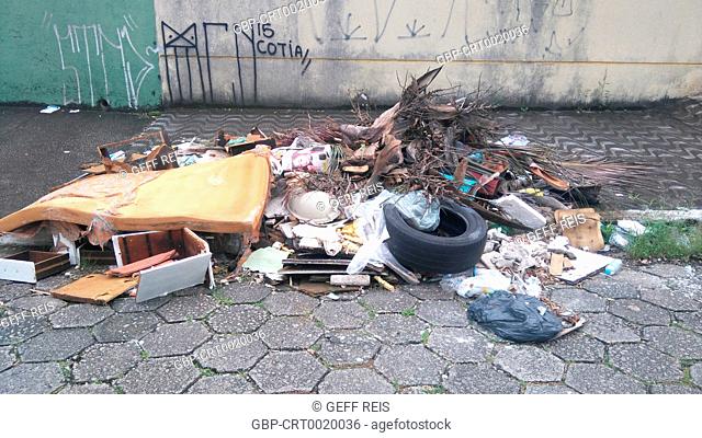Garbage, rubble, sidewalk, 2015; Praia Grande; Paulista Coast; São Paulo Brazil