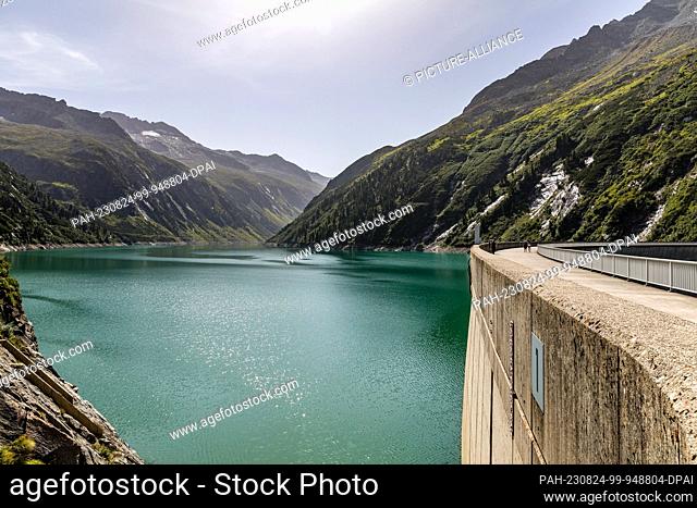 24 August 2023, Austria, Brandberg: The dam wall of the Zillergrund reservoir is 186 meters high. Behind it, the lake dams the Ziller River