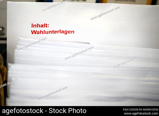 PRODUCTION - 21 September 2023, Bavaria, Hofheim In Unterfranken: ""Contents: Election documents"" is written in red letters on a white envelope