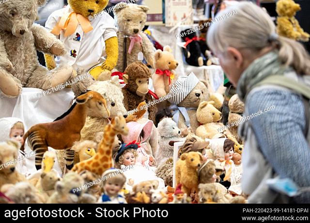 23 April 2022, North Rhine-Westphalia, Münster: Cuddly animals and teddy bears are on display at the fair ""Teddybär total""