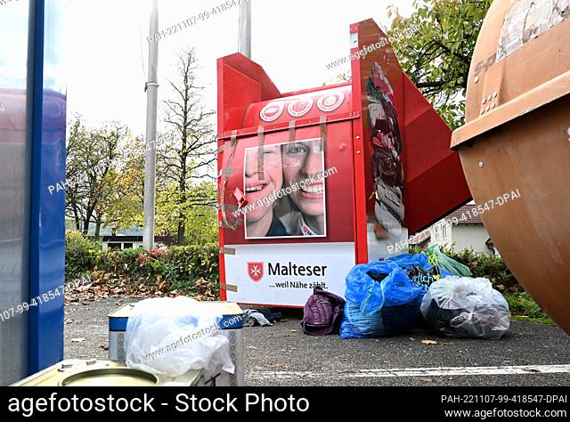 07 November 2022, Baden-Wuerttemberg, Weinstadt: A used clothing container stands in a parking lot. A passer-by discovered the body of a woman in a used...