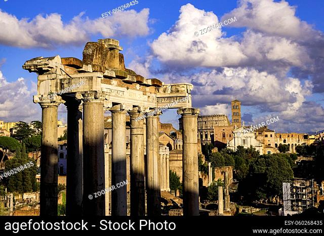 Templo de Vespasiano e Tito - Roman Temple Ruins in Roman Forum - Rome, Italy