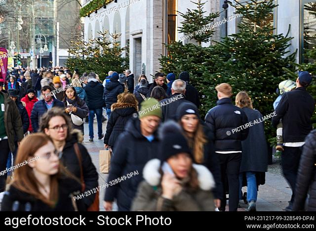 17 December 2023, Berlin: On Sunday when shops are open, many people walk past the Kaufhaus des Westens (KaDeWe) department store