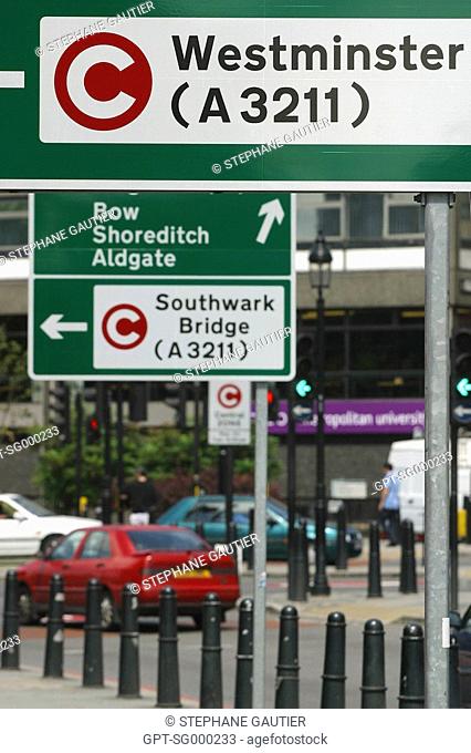 SIGN FOR THE CITY TOLL 'CONGESTION CHARGE', PAYABLE FROM 7AM TO 6PM, EXCEPT WEEKENDS. ON EACH ROAD COMING INTO THE CITY, 200 CAMERAS ARE FIXED ON THE LICENSE...