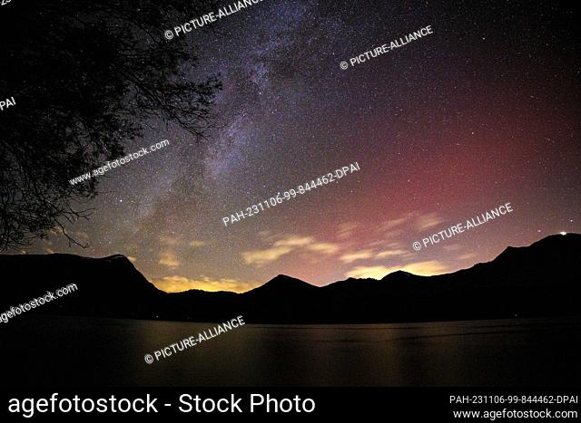 05 November 2023, Bavaria, Walchensee: Northern lights shimmer in the starry sky above the mountains on Lake Walchensee. Photo: Matthias Balk/dpa