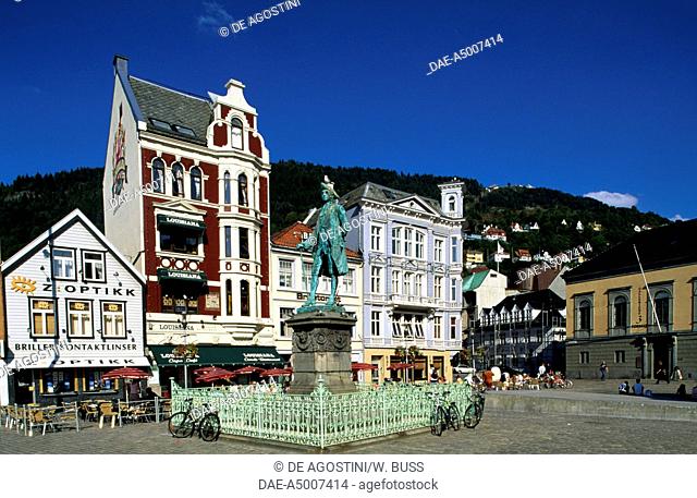 Torget square with the statue of Ludwig Holberg (Bergen, 1684-1754), 1884, by John Borjeson (1835-1910), Bergen, Hordaland County, Norway