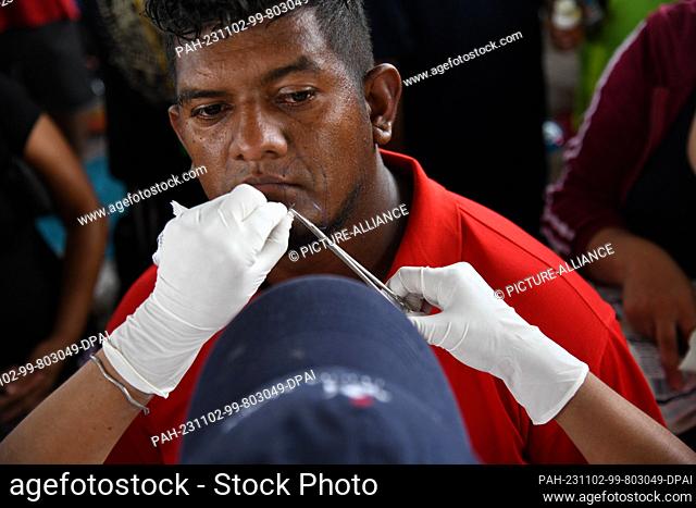 02 November 2023, Mexico, Huixtla: Uriel Balladares from Honduras has his lips sewn shut during a protest. In the municipality of Huixtla, Chiapas