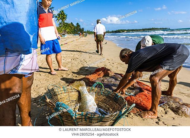 Seine Fishing on the Beach of Uppuveli, Trincomalee District, Eastern Province, Sri Lanka, Asia