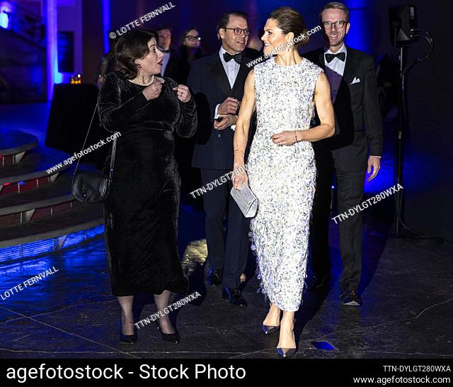 LONDON 2023-11-29 Kronprinsessan Victoria, iförd vit paljettklänning, och prins Daniel är hedersgäster när Business Sweden och ambassaden står värdar för en...