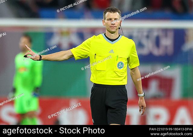 18 October 2022, Saxony, Leipzig: Soccer: DFB Cup, 2nd round, RB Leipzig - Hamburger SV at the Red Bull Arena. Referee Benjamin Cortus gestures