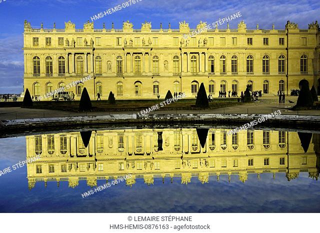 /France, Yvelines, Chateau de Versailles, listed as World Heritage by UNESCO, south wing seen from the castle, Queen's and prince's room side
