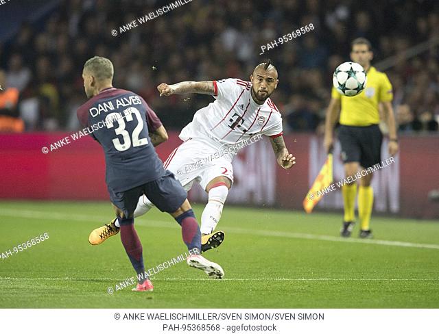 Arturo VIDAL r. (M) im duels versus Dani ALVES (Paris), Aktion, Fussball Champions League, Vorrunde 2. Spieltag, Gruppe B, Paris St