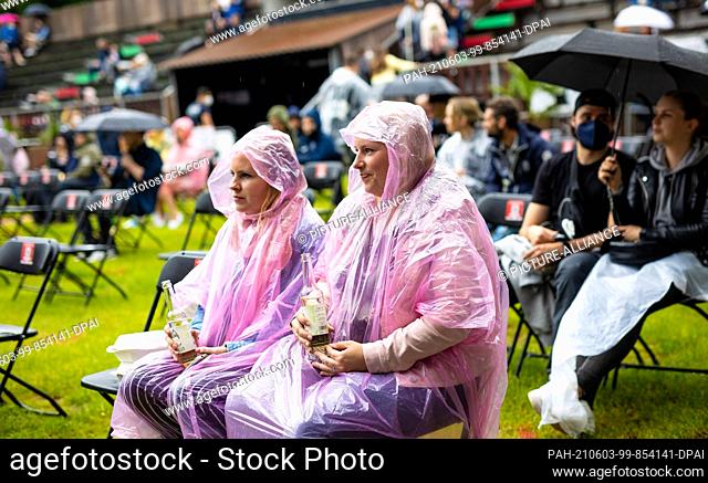 03 June 2021, Lower Saxony, Hanover: Visitors wait on the grounds of the Gilde Parkbühne for the start of the program ""Die Pocher"" with comedian Oliver Pocher...