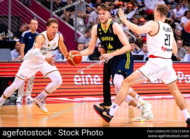 05 August 2023, North Rhine-Westphalia, Bonn: Basketball: International match, Germany - Sweden, Telekom Dome. Germany's Moritz Wagner (l) and Sweden's Nick...
