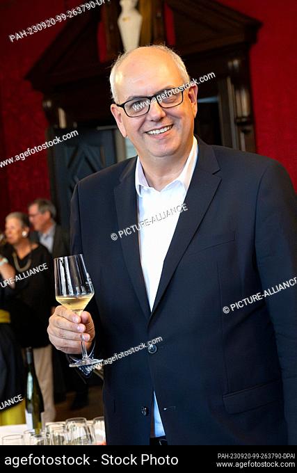 20 September 2023, Bremen: Andreas Bovenschulte (SPD), Mayor of Bremen, presents the Bremen Senate Wine 2022 vintage. A fine-harbor Riesling from Erden on the...