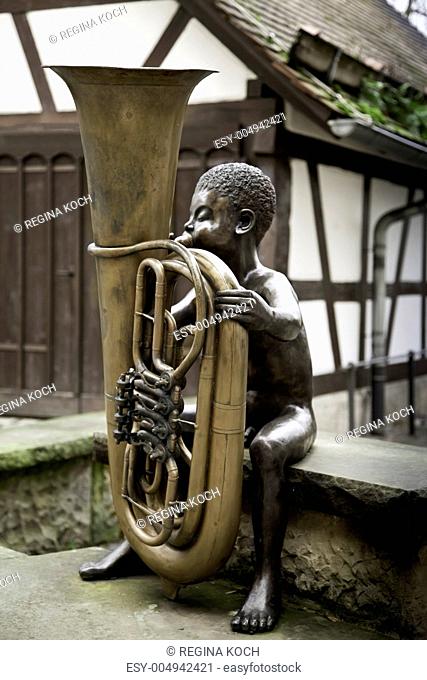 Tuba spielender junger Mann