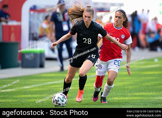 15 June 2021, Hessen, Offenbach am Main: Football, Women: Internationals, Germany - Chile at the Bieberer Berg stadium. Germany's Jule Brand (l) and Chile's...