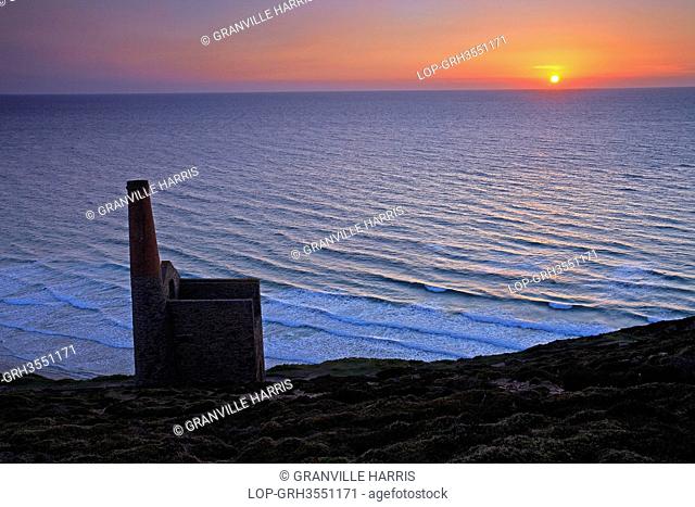 England, Cornwall, Porthtowan. Sunset over the sea from the Towanroath Pumping Engine House at Wheal Coates, a former tin mine situated on the north coast of...