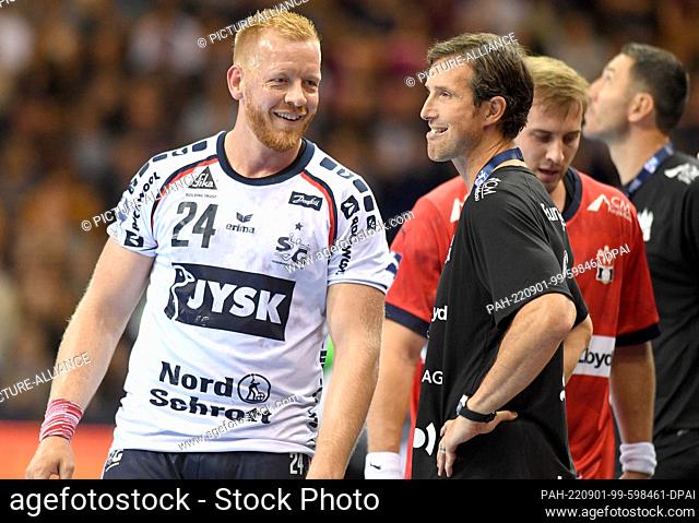 01 September 2022, Hamburg: Handball: Bundesliga, HSV Hamburg - SG Flensburg-Handewitt at Barclays Arena. Flensburg's Jim Gottdridsson (l) talks with Hamburg's...
