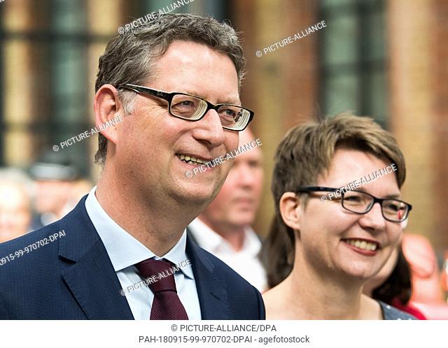 15 September 2018, Hessen, Offenbach: 15 September 2018, Germany, Offenbach: Thorsten Schaefer-Guembel, party leader of the Hesse SPD and his wife Annette at...