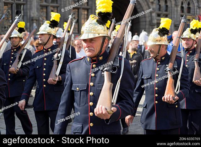 Saint Waudru Prozession in Mons, Bestandteil des Stadtfests Ducasse, immaterielles UNESCO Welterbe, Feuerwehrschützen, Foto: Robert B. Fishman, 15.6