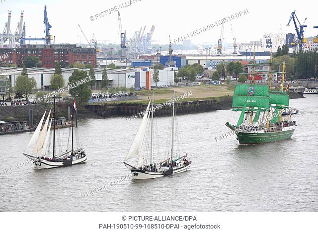 10 May 2019, Hamburg: The sailing ship Alexander von Humboldt II (r) and other sailing ships sail on the Elbe during the entry parade of the harbour birthday